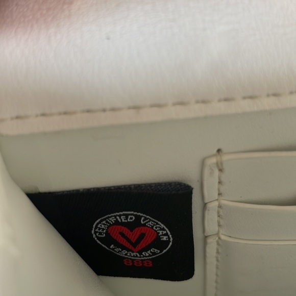 NWT- Urban Expressions white Wendy vegan leather bag with detachable chain - Picture 6 of 11